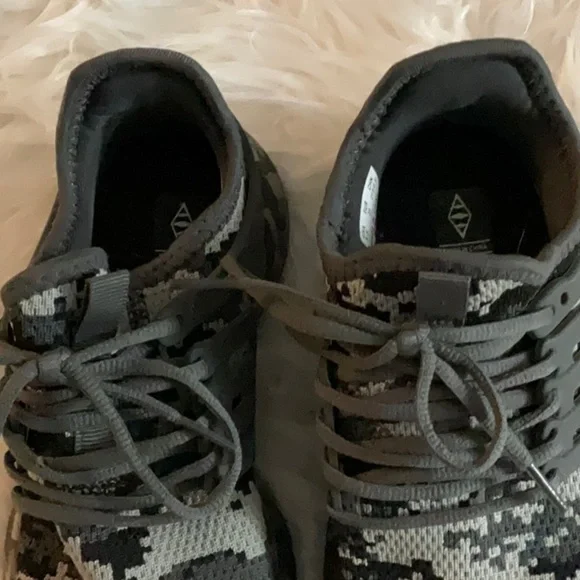 Kids Camouflage Sneakers - Picture 3 of 9